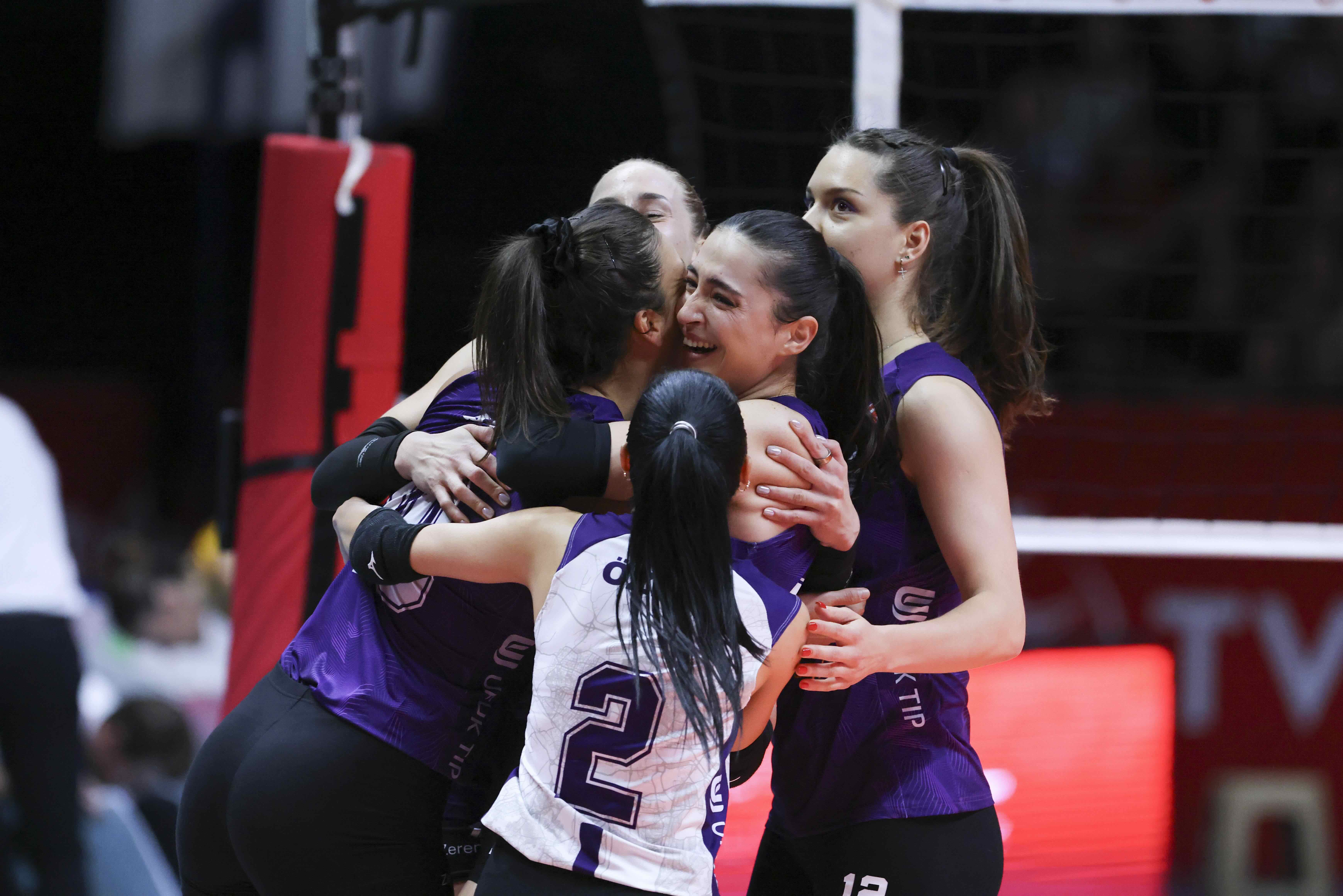 Zeren Spor oyuncuları Zeren Spor VakıfBank maçında sayı sonrası sevinci